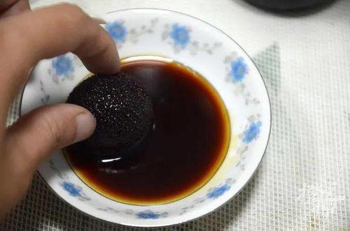 吃生瓜蘸酱油,独特风味，传统美食新体验