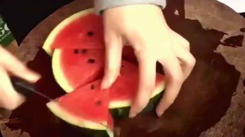 饭店老板骗顾客吃瓜,顾客中招笑谈连连